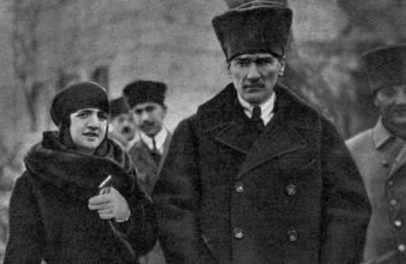 Nebile İrdelp és Atatürk - Forrás: nenedirvikipedi.com